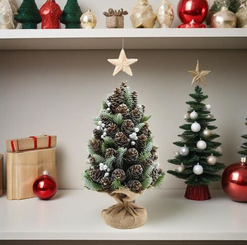 شجرة عيد الميلاد الريفية الصغيرة مع مخاريط الصنوبر والتوت الفضي وقاعدة الخيش، ديكور طاولة شجرة عيد الميلاد لتزيين طاولة عيد الميلاد (فضي) in Kuwait