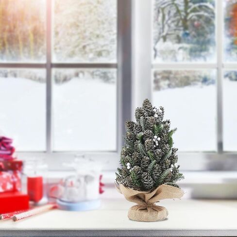 شجرة عيد الميلاد الريفية الصغيرة مع مخاريط الصنوبر والتوت الفضي وقاعدة الخيش، ديكور طاولة شجرة عيد الميلاد لتزيين طاولة عيد الميلاد (فضي) in Kuwait