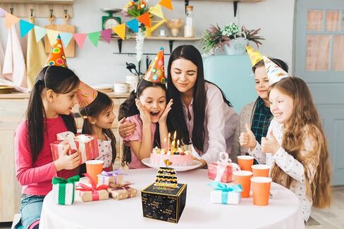 صندوق نقود عيد ميلاد من ABTOLS لسحب الهدايا النقدية، صندوق هدايا مفاجئ لعيد الميلاد باللونين الأسود والذهبي لسحب الهدايا النقدية، صندوق هدايا مفاجئ لسحب الأموال مع بطاقة كعكة للأصدقاء والعائلة in Saudi Arabia