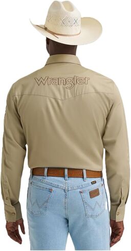 قميص كاكي سادة بأكمام طويلة وشعار رجالي من Wrangler in Saudi Arabia