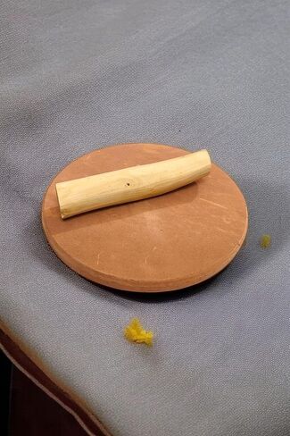 غاياتري ماهيما حجر فرك خشب الصندل، باتا (شاندان غيسن والا تشاكلا) مع عصا خشب الصندل الطبيعي (شاندان باتا مع عصا تشاندان) 6x6 بوصة in Kuwait