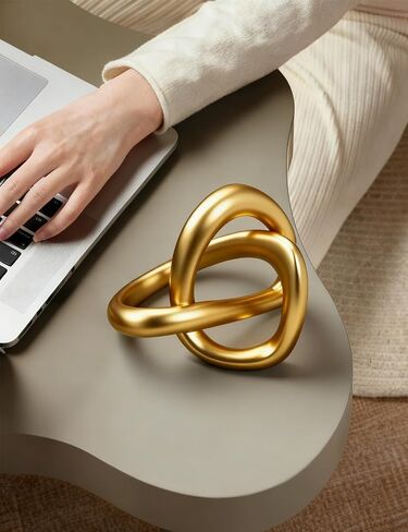 تمثال منحوت بعقدة ذهبية حديثة من Joogour - ديكور طاولة هندسي تجريدي لغرفة المعيشة، مكتب المكتب، رف الكتب | ديكورات وهدايا منزلية أنيقة باللون النحاسي (ذهبي) in Kuwait