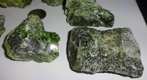 ديوبسيدي العنقودية دروزي الخام الطبيعي الخام كريستال شفاء الأحجار الكريمة تحصيل عرض الحجر عينة in Kuwait