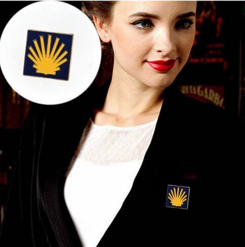 مجموعة دبابيس Camino de Santiago مكونة من 3، دبابيس طية صدر السترة مصنوعة من خليط معدني مع تصميمات على شكل صدفة وصليب وسهم، وشارات تذكارية معدنية لحقيبة الظهر أو السترة in Kuwait