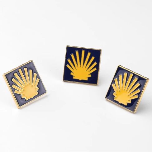 مجموعة دبابيس Camino de Santiago مكونة من 3، دبابيس طية صدر السترة مصنوعة من خليط معدني مع تصميمات على شكل صدفة وصليب وسهم، وشارات تذكارية معدنية لحقيبة الظهر أو السترة in Kuwait