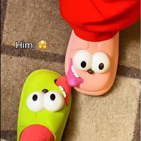 ETYGHY Kissing Slippers for Couples, 3D Big Eye Dog Tongue Slippers Couples, Non-Slip Stylish Slippers for Women Men in Saudi Arabia