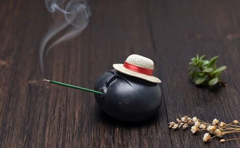 Stone Figure Incense Burner, Marble Backflow Incense Holder with Metal Pad & Mini Hat, Zen Meditation Decor, Modern Home Office Altar Statue, Unique Gift in Black & White (Black) in Saudi Arabia