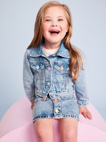 سترة جينز قصيرة من Old Navy للفتيات الصغيرات - غسيل خفيف in Kuwait