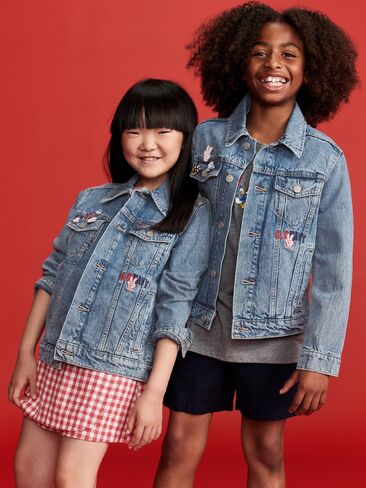 سترة Old Navy Old Navy x Disney© Mickey Mouse محايدة للجنسين مع شعار جرافيك للأطفال - غسيل متوسط in Kuwait