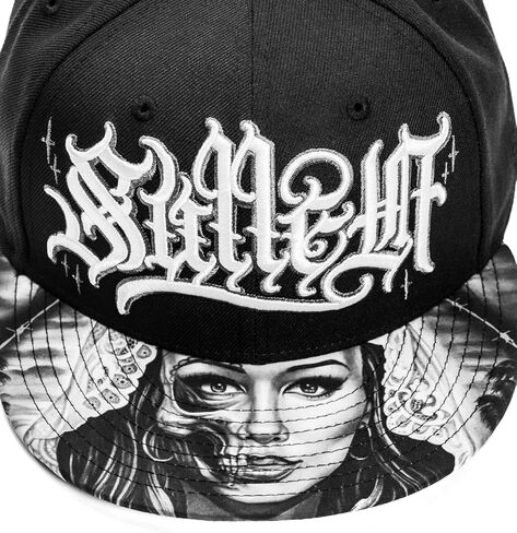 قبعة Sullen Gentle Mary Tattoo Lifestyle Graphic Snapback Artist Series Flat Bill Hat باللون الأسود in Saudi Arabia