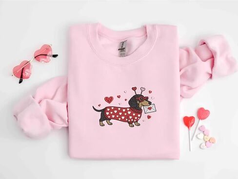 سويت شيرت Dachshund Valentine مطرز للنساء - هدية لأم الكلبة، فتحة رقبة دائرية على شكل سجق الحب، ملابس للكلاب في عيد الحب متعددة in Saudi Arabia