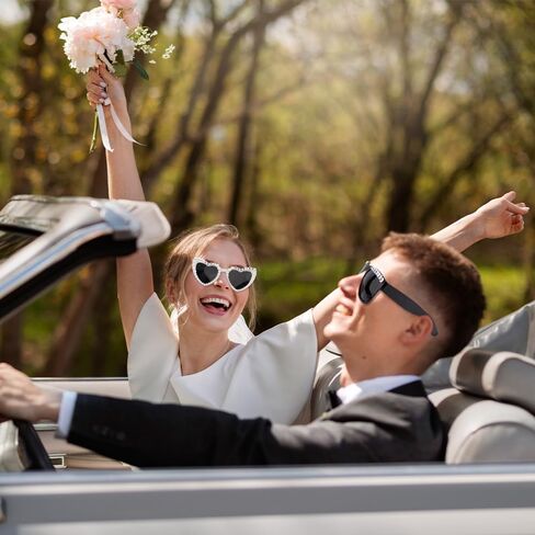 Srotmirw Just Married ديكورات 2 حزمة نظارات شمسية للعروس والعريس باللونين الأبيض والأسود لتزيين حفلات الزفاف المتزوجين فقط وإكسسوارات شهر العسل باللونين الأبيض والأسود in Kuwait