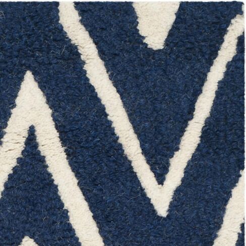 سجادة SAFAVIEH Cambridge Collection Accent - 2' x 3'، كحلي وعاجي، صوف شيفرون مصنوع يدويًا، مثالي للمناطق ذات حركة المرور العالية في المدخل، غرفة المعيشة، غرفة النوم (CAM711M) in Saudi Arabia