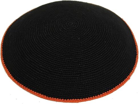Kippah نسيج أسود ناعم (سيروجا) تصميم حدود ملونة مقاس 17 سم in Saudi Arabia