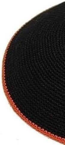 Kippah نسيج أسود ناعم (سيروجا) تصميم حدود ملونة مقاس 17 سم in Saudi Arabia