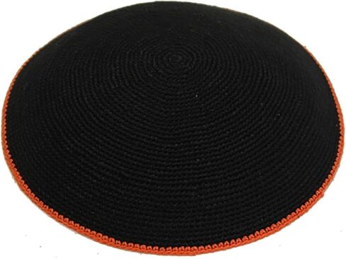 Kippah نسيج أسود ناعم (سيروجا) تصميم حدود ملونة مقاس 17 سم in Saudi Arabia