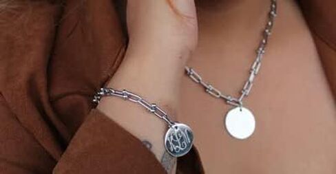 سوار بسلسلة على شكل حدوة حصان Monogram مقاس 7 بوصات - لمسة نهائية من الفولاذ المقاوم للصدأ باللون الفضي أو الذهبي in Kuwait