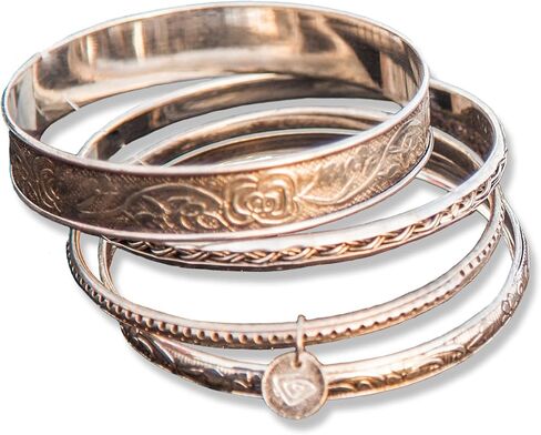 مجموعة أساور Alia Bangle من The Skipping Stone - مجموعة من 4 أساور نحاسية مصنوعة يدويًا مع طلاء فضي - أساور متينة وخفيفة الوزن للنساء - مجوهرات نحاسية ذات غرض - هدية مثالية لها in Saudi Arabia
