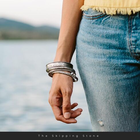 مجموعة أساور Alia Bangle من The Skipping Stone - مجموعة من 4 أساور نحاسية مصنوعة يدويًا مع طلاء فضي - أساور متينة وخفيفة الوزن للنساء - مجوهرات نحاسية ذات غرض - هدية مثالية لها in Saudi Arabia