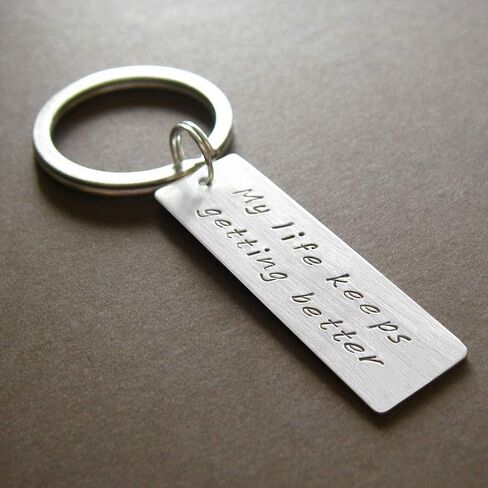 سلسلة مفاتيح على شكل شريط فضي - مخصصة برسالتك الخاصة واسمك - فضة إسترلينية مختومة يدويًا - سلسلة مفاتيح عريضة مخصصة in Kuwait