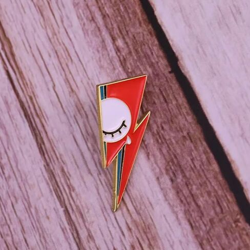 البرق الترباس المسيل للدموع رسم على الوجه بريق روك ستار الموسيقى باوي جاريث عفريت الملك ستاردست 1.1 "الشارات المثبته بالدبابيس in Saudi Arabia