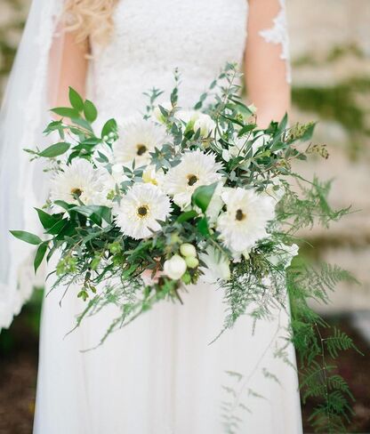 Fqueelvys 12pcs Gerbera Daisy Artificial Flowers 17.7’’ White Faux Daisies Silk Flowers with Stems for Wedding Bouquet Home Party Garden Outdoor Decoration(White) in Saudi Arabia