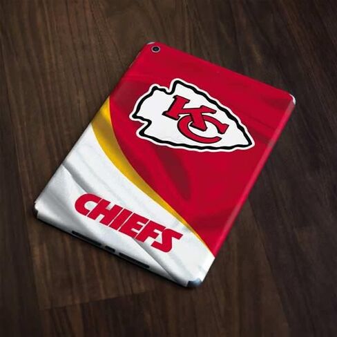 غلاف جهاز لوحي من Skinit متوافق مع iPad الجيل السابع والثامن (2019-20) - تصميم مرخص رسميًا من NFL Kansas City Chiefs in Saudi Arabia