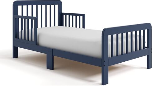 Storkcraft Pasadena Toddler Bed - Greenguard Gold Certified ، تشمل دبوسات الأمان الصغار ، مرتبة Crib & Toddler القياسية ، تصميم أنيق مع تفاصيل مستديرة ، الشوفان المجعد مع الخشب الطائفي in Saudi Arabia