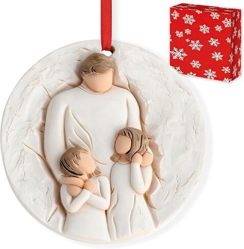 3D Baby's Christmas Ornament 2025 لعائلة 3 - الوالدين الجدد هدايا زخرفة الطفل 2025 لشجرة عيد الميلاد - نحت الراتنج ثلاثي الأبعاد للمرة الأولى أبي أمي هدايا in Kuwait