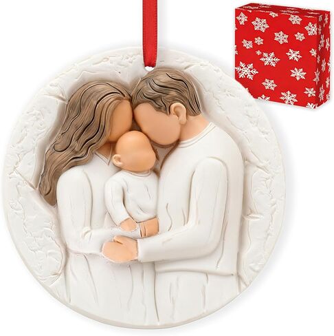 3D Baby's Christmas Ornament 2025 لعائلة 3 - الوالدين الجدد هدايا زخرفة الطفل 2025 لشجرة عيد الميلاد - نحت الراتنج ثلاثي الأبعاد للمرة الأولى أبي أمي هدايا in Kuwait
