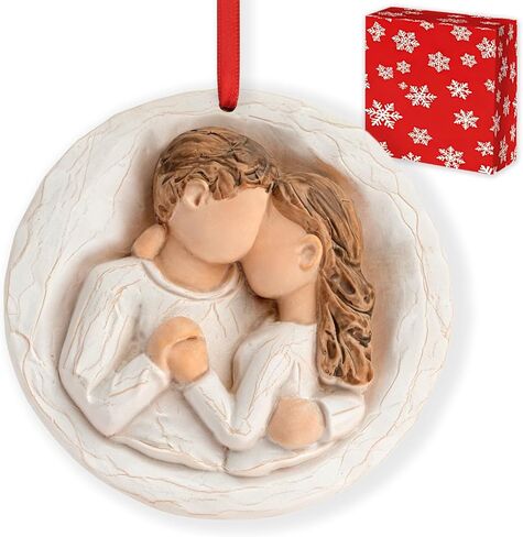 3D Baby's Christmas Ornament 2025 لعائلة 3 - الوالدين الجدد هدايا زخرفة الطفل 2025 لشجرة عيد الميلاد - نحت الراتنج ثلاثي الأبعاد للمرة الأولى أبي أمي هدايا in Kuwait