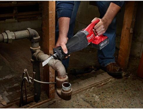 Milwaukee 2720-21 M18 Fuel 18-Volt Lithium-Ion Brushless Cordless Sawzall Reciprocating Saw Kit in Saudi Arabia