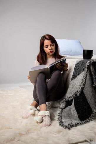 شبشب منزلي مبطن بالصوف المخملي للنساء من نسيج بوم بومس مريح غير قابل للانزلاق ونعل مطاطي أحذية داخلية دافئة (أزرق-6) in Kuwait