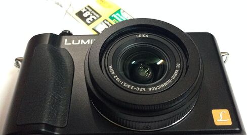 كاميرا باناسونيك لوميكس DMC-LX5 الرقمية بدقة 10.1 ميجابكسل مع تكبير بصري للصورة 3.8x وشاشة LCD مقاس 3.0 بوصة - أسود (الطراز القديم) in Saudi Arabia