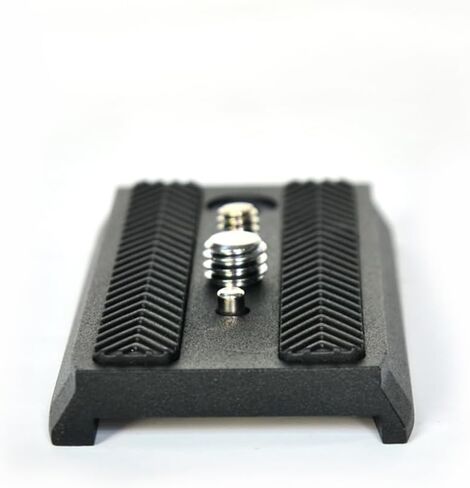 501PL لوحة انزلاقية سريعة الفك - متوافقة مع رؤوس حامل ثلاثي القوائم للكاميرا Manfrotto 501HDV، 503HDV، 701HDV، MVH400AH، 577/501/503/701 NG - تتضمن برغي حلقة على شكل حرف D 1/4 بوصة -20 و3/8 بوصة -16 in Kuwait