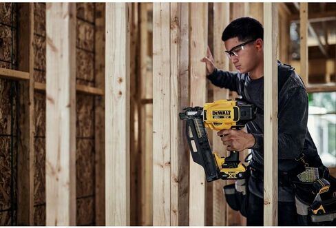 DEWALT 20V MAX XR، جهاز تثبيت المسامير بدون فرشاة من البلاستيك الليثيوم أيون بقوة 21 درجة (أداة فقط) (متجدد) in Kuwait
