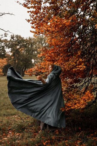 عباءة مخملية فاخرة للبالغين من UQJE مع غطاء رأس لمصاصي الدماء من القرون الوسطى للجنسين - رمادي in Kuwait