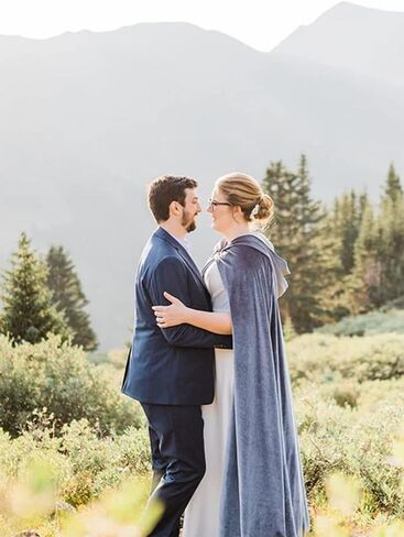 عباءة مخملية فاخرة للبالغين من UQJE مع غطاء رأس لمصاصي الدماء من القرون الوسطى للجنسين - رمادي in Kuwait