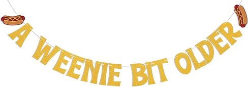 لافتة Weenie Bit Older - ديكور عيد ميلاد هوت دوج، ديكورات حفلات أعياد الميلاد ذات طابع الشواء القديم، بريق أحمر in Saudi Arabia