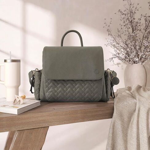 حقيبة ظهر للحفاضات للسفر من هانا وصوفيا، مجموعة حقائب سفر للأطفال مكونة من 4 قطع مع منفذ شحن USB-C، ونظام تنظيم 11 جيبًا، وحقيبة زجاجات، ووسادة تغيير الحفاضات، وسلسلة مفاتيح AirTag، باللون الأخضر الغابة in Kuwait