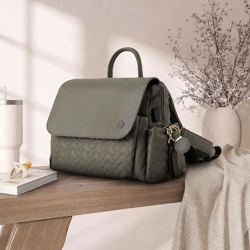 حقيبة ظهر للحفاضات للسفر من هانا وصوفيا، مجموعة حقائب سفر للأطفال مكونة من 4 قطع مع منفذ شحن USB-C، ونظام تنظيم 11 جيبًا، وحقيبة زجاجات، ووسادة تغيير الحفاضات، وسلسلة مفاتيح AirTag، باللون الأخضر الغابة in Kuwait