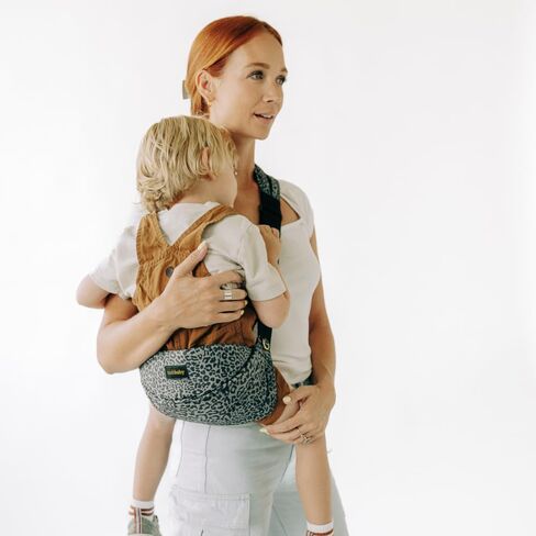 حمالة أطفال Tushbaby Liftoff - حاملة أطفال صغيرة وسهلة الحمل للحمل السريع - مدمجة ومريحة وأنيقة مع جيب هاتف مدمج وحامل زجاجة (مجرد) in Kuwait
