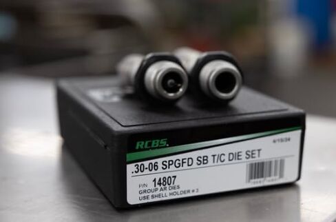 RCBS AR Series SB T/C Die Set 22 ARC - مصممة بدقة لوظيفة موثوقة في بنادق AR مع حجم قاعدة صغير وتجعيد مستدق. in Saudi Arabia