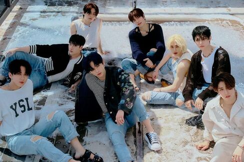 Stray Kids MAXIDENT 7th Mini Album Case إصدار CD + ملصق صغير قابل للطي على العبوة + كتاب صور + ورق كلمات + بطاقة صور + تتبع (عشوائي) in Saudi Arabia