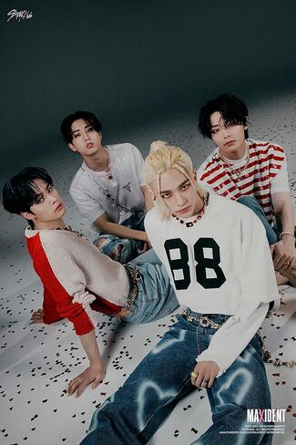 Stray Kids MAXIDENT 7th Mini Album Case إصدار CD + ملصق صغير قابل للطي على العبوة + كتاب صور + ورق كلمات + بطاقة صور + تتبع (عشوائي) in Saudi Arabia