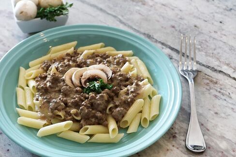 Mom's Place مزيج لحم بقري ستروجانوف خالي من الغلوتين ومنتجات الألبان، نباتي، خالي من الجوز، وخالي من الصويا، 2.6 أونصة. in Saudi Arabia