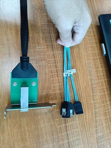 Mini SAS HD SFF-8644 أنثى مع مزلاج إلى 4X كابل SATA 7Pin، كابل بيانات القرص الصلب للخادم عالي السرعة 12 جيجابت في الثانية - متوافق مع وحدة تحكم RAID، محطة العمل، توسيع التخزين (0.5 متر/19.68 بوصة) in Saudi Arabia