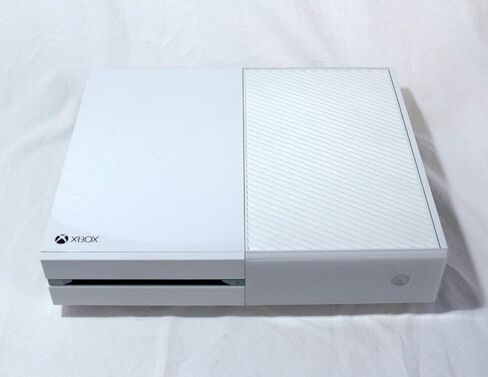 وحدة تحكم Xbox One بسعة 500 جيجابايت فقط باللون الأبيض الإصدار 2 موديل 1540 XB1 5C9-00021 نظام الألعاب 4K (مجدد) in Saudi Arabia