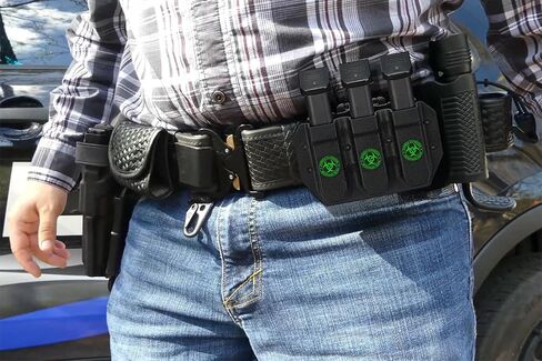حافظة مجلة OWB لأكواب مزدوجة المكدس مقاس 9 مم .40 S&W، وحقيبة ماج تكتيكية ثلاثية - مشبك قابل للتعديل للحزام فقط (يناسب أحزمة تصل إلى 2.25 بوصة) وملاءمة عالمية للاحتفاظ in Saudi Arabia