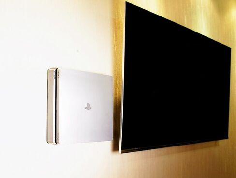 حامل معدني مثبت على الحائط من ViMount متوافق مع إصدار PlayStation 4 PS4 النحيف باللون الأبيض in Kuwait